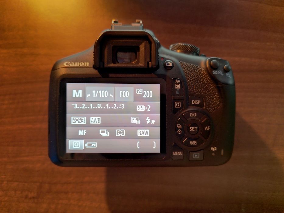 Aparat foto Canon 2000D + Obiectiv 18-55mm + accesorii