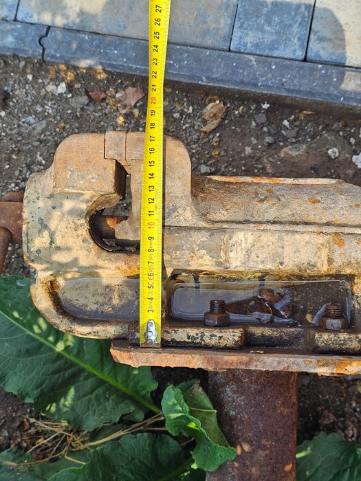 Menghina 120 mm cu banc de lucru și picior fixare.