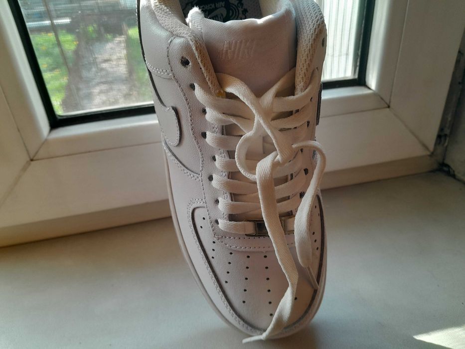 Продам кроссовки белые