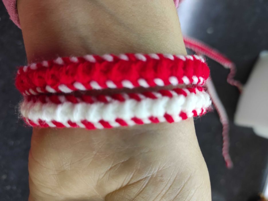 Мартеници ръчно плетени