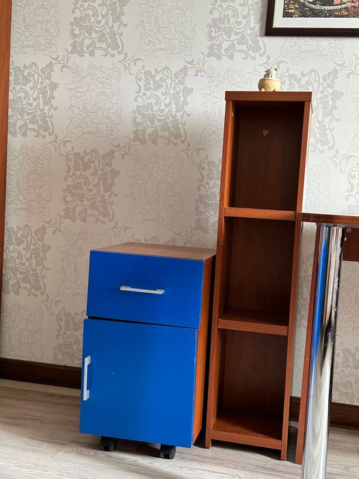 Продаю мебель (стол, шкаф, трюмо, матрас+кровать).