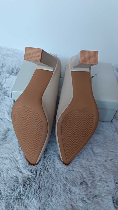 Стилни дамски обувки с висок ток в бежово
