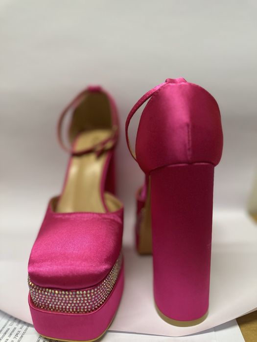 Красиви ярко розови високи обувки с камъни
