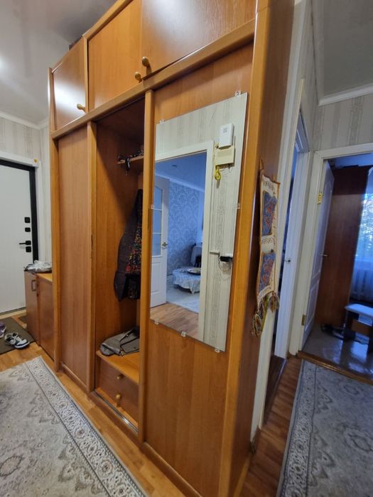 Продам шкаф прихожую и диван