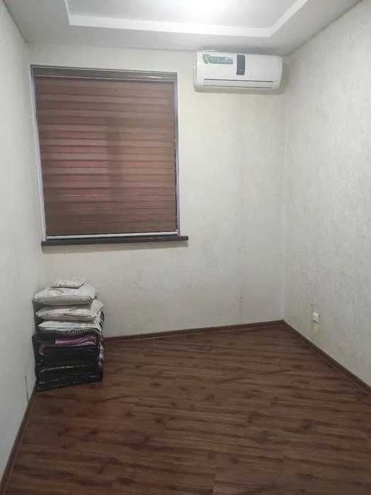 Продаётся 1-комнатная квартира (26 м²) на цокольном, Юнусабад рынок !