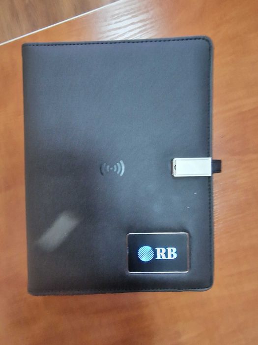 Ежедневник с Power bank, беспроводной зарядкой и флешкой