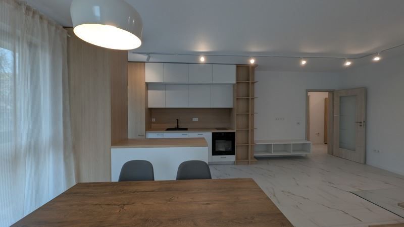 Дава се под наем Тристаен апартамент в София, Витоша - 94 кв.м за 1196.97 € - Снимка #2