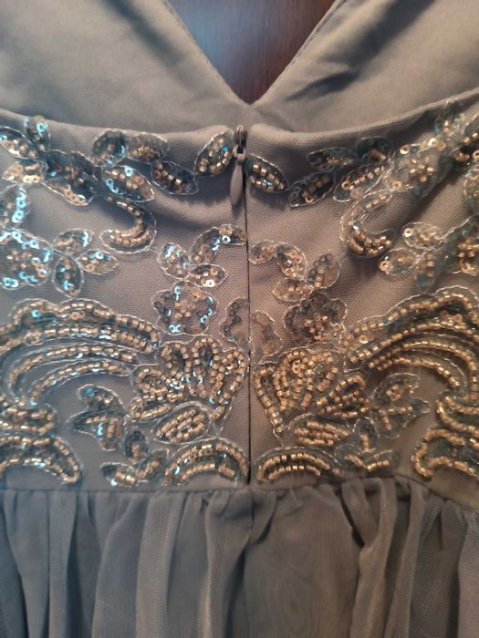 Продавам рокля с мъниста.