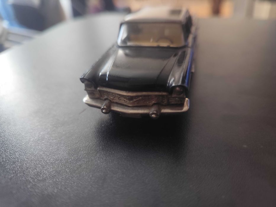 Продавам руска Чайка ГАЗ-13 А15 1:43