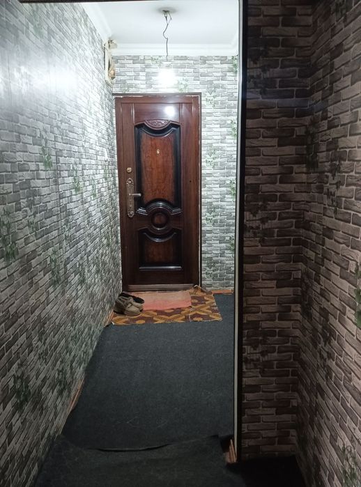 Восход Бозор олдида 2 хоналик квартира ижарага берилади