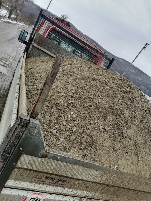 Vând nisip, balastru.