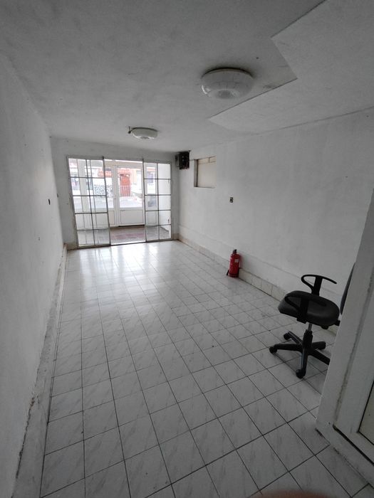 Дава се под наем магазин в град Радомир