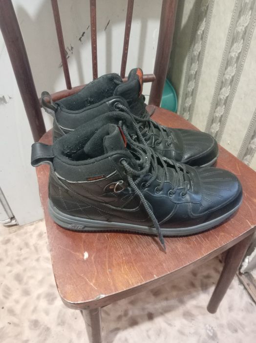 Продам кроссовки 40р