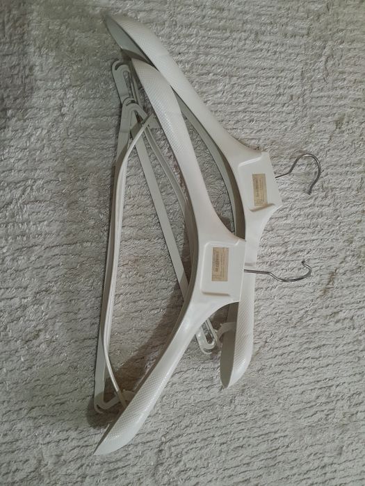 Вешалки для одежды пластмассавые и железные