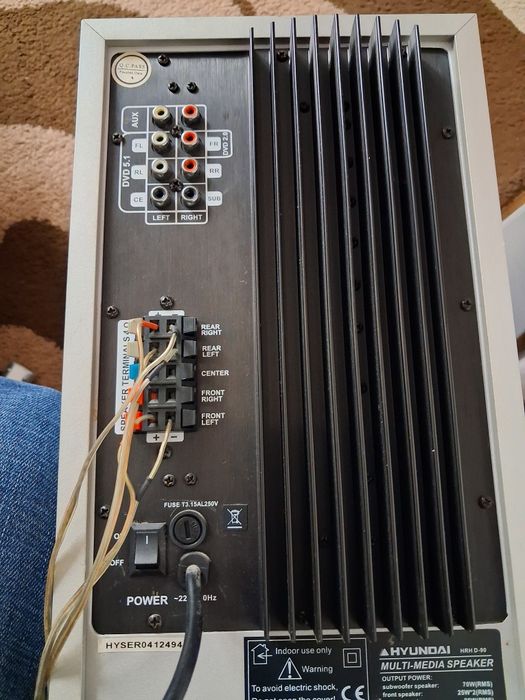 Subufar cu boxe și telecomanda.