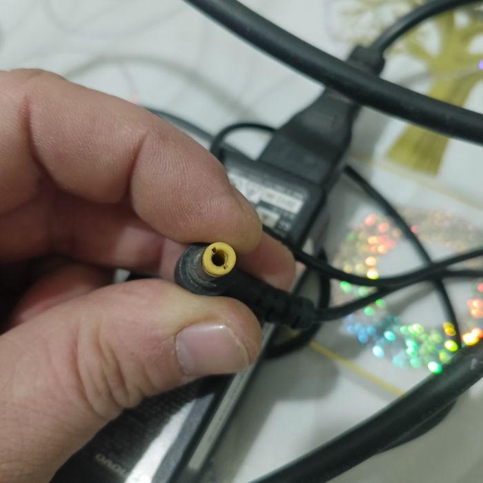 Зарядка от ноутбука Lenovo.