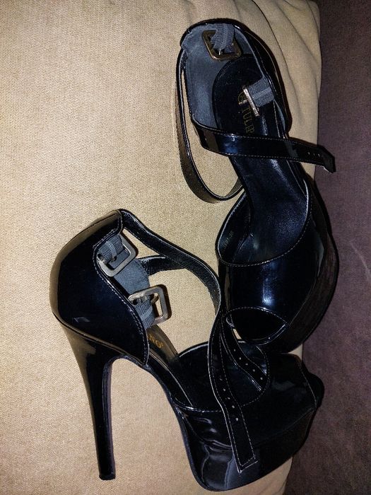 Pantofi cu toc înalt