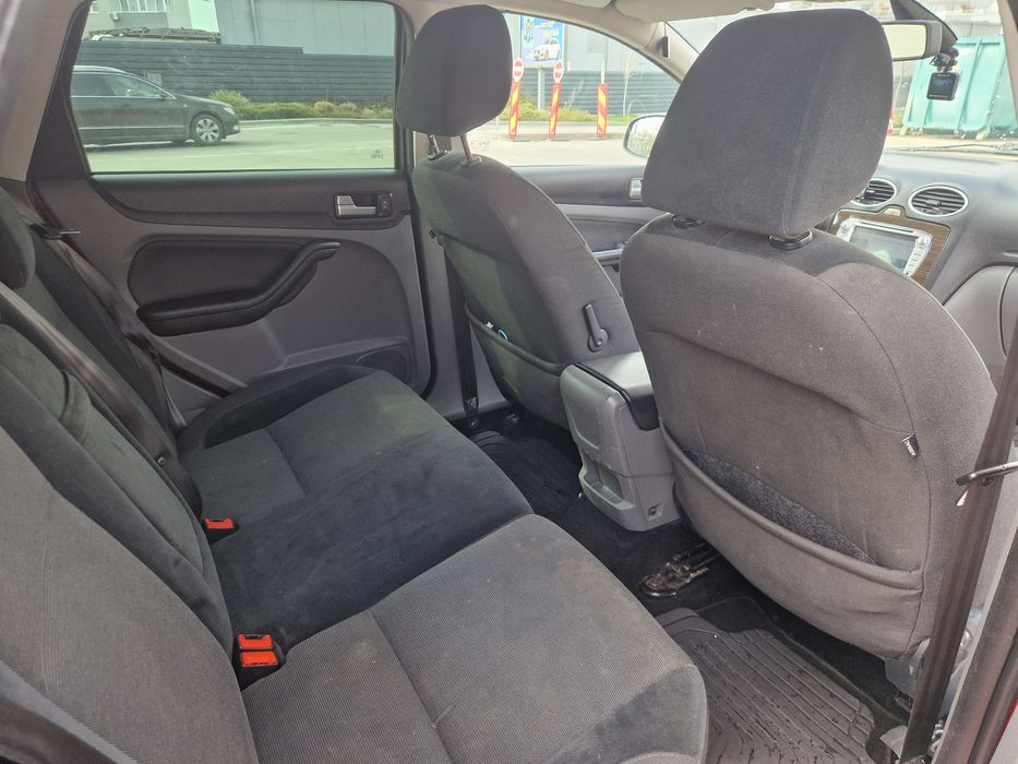 Ford focus Ghia navigație  1. 6  benzina și gpl