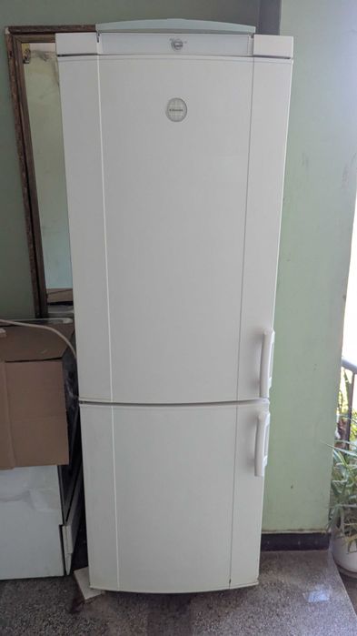 Продавам хладилник с фризер Електролукс