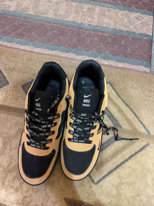 Кроссовки  NIKE в идеальном состоянии.