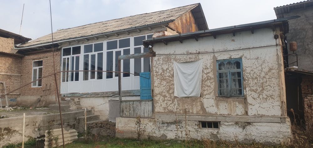 Uy sotiladi hovli 7 xona kitob shahri