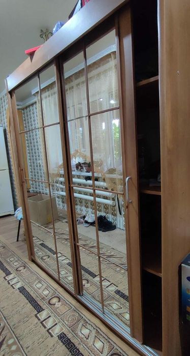 Продам зеркальный шкаф