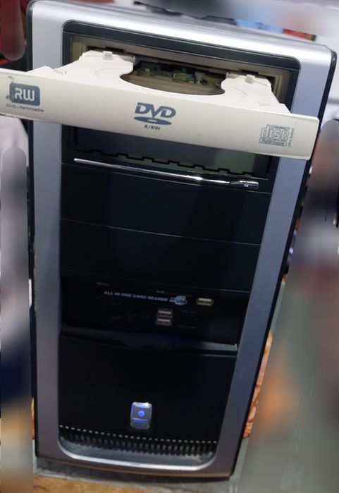 Настолен компютър с монитор 17 инча подходящ за филми, интернет, музик