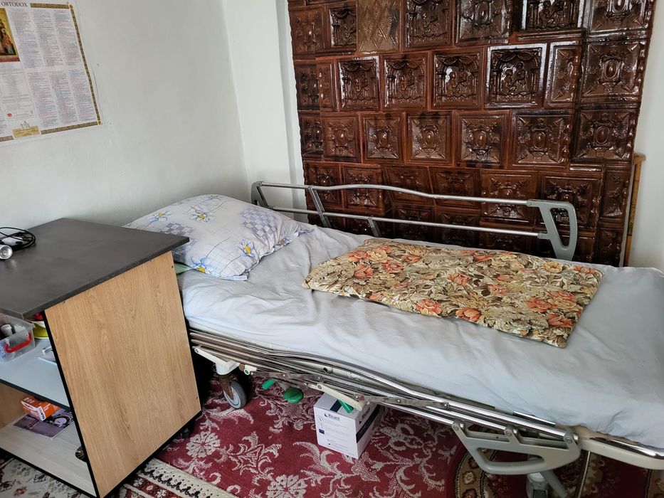 Pat medical mecanic cu grilaje de protecție și saltea inclusă