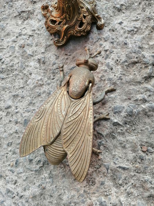 Бронзови свещници и пепелник скарабей