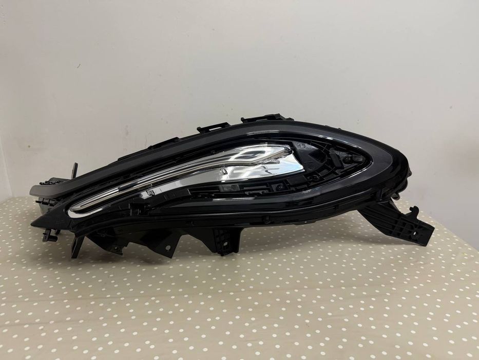 Передняя правая фара на Hongqi e-Qm5