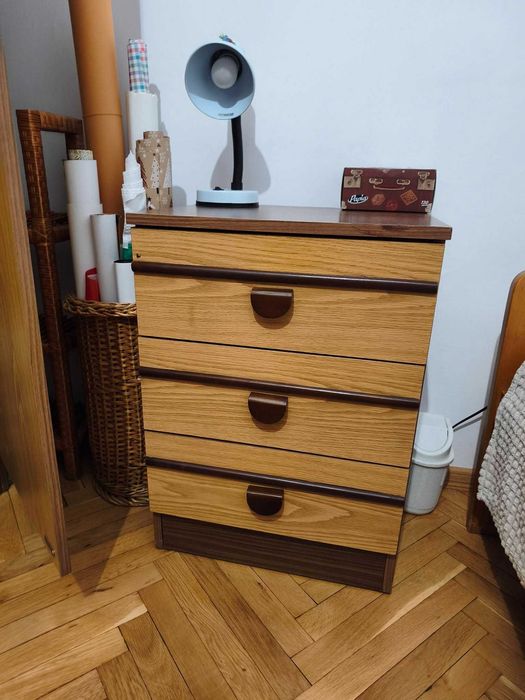 Продава се гардероб, библиотеки и легла