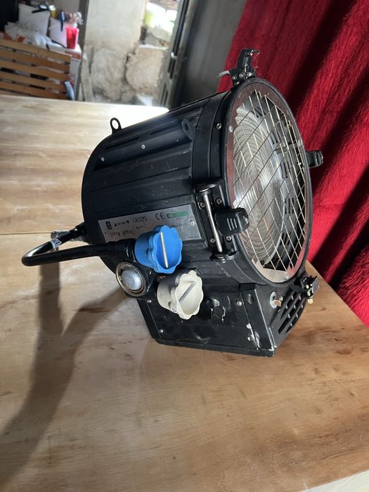 Прожектори и вани за студийно, сценично осветление