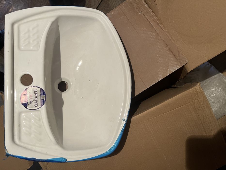 Продам раковину с тюлпаном