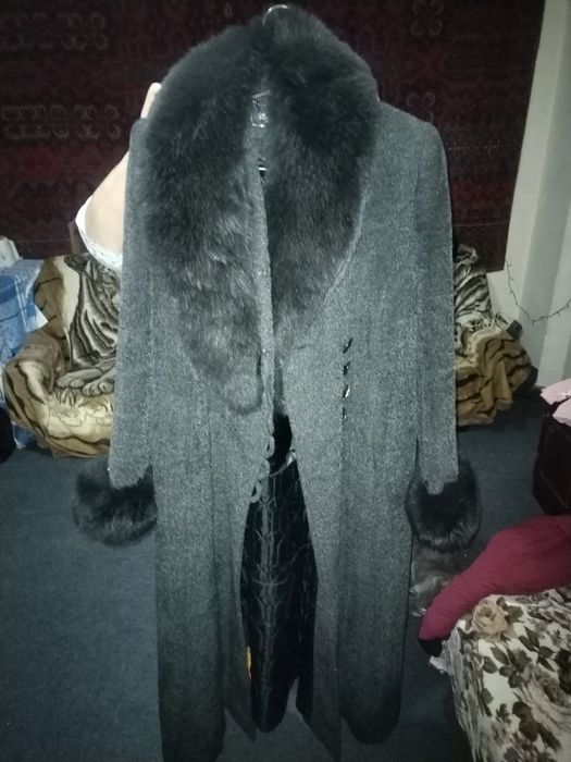 Продаю пальто новое с меховым воротником