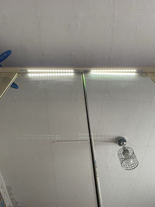 Шкаф с подсветкой вместительный