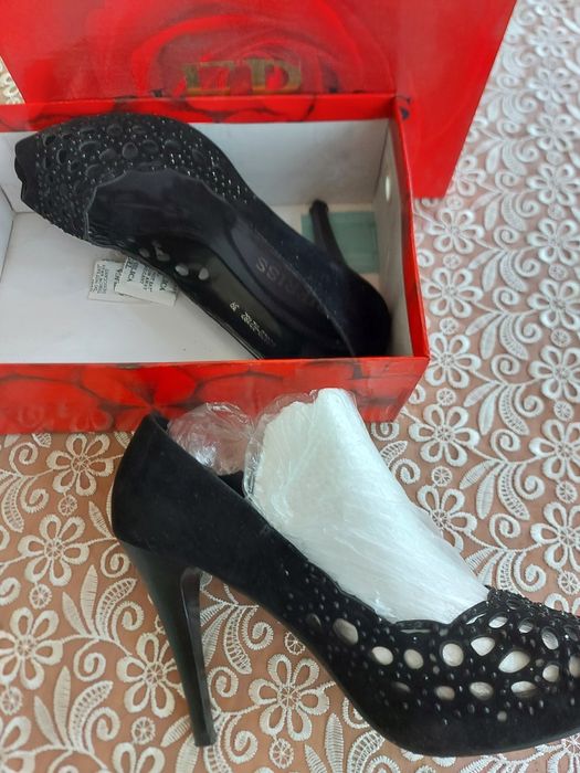 Продаются замшевые вечерние туфли для торжественных случаев. Размер39.