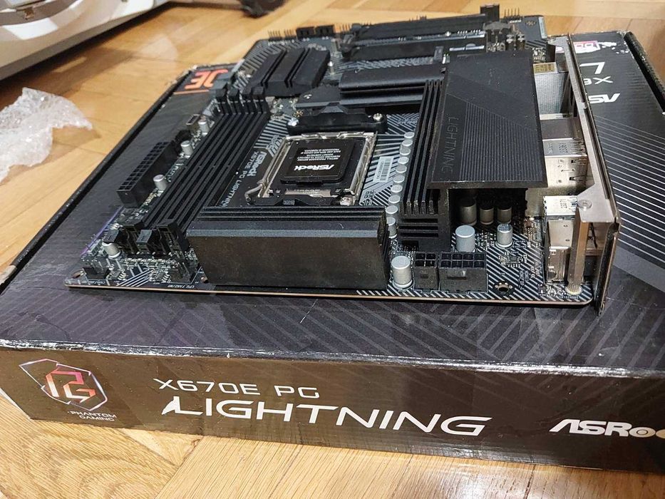 AMD Ryzen 9 7900X + AsRock X670E PG Lightning