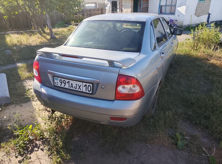 Продам приора седан