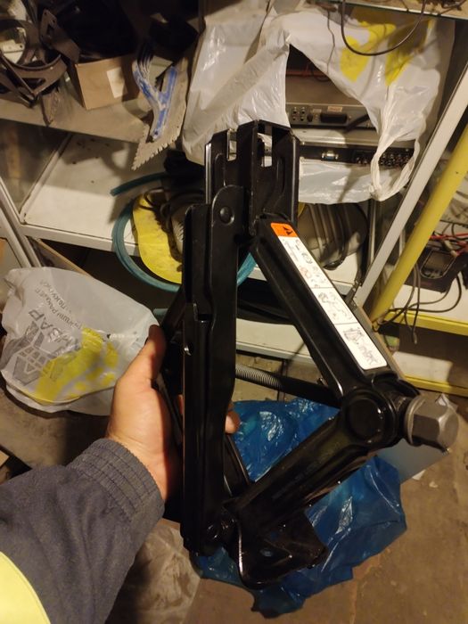 Продам домкрат в отличном состоянии