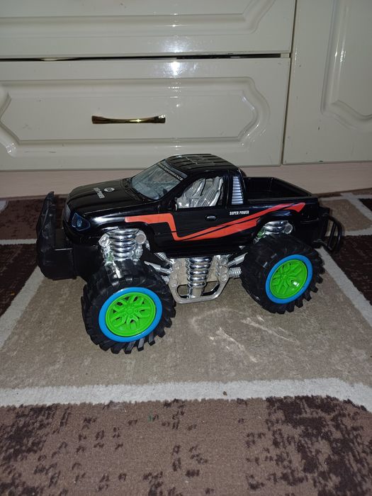 Две больших машины 30-40 см