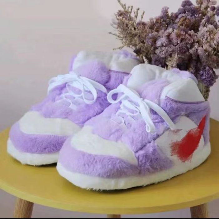 Домашние тапочки в виде кроссовок