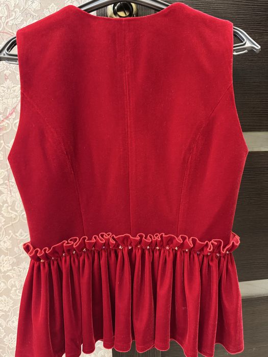 Кажекей қызыл түсте