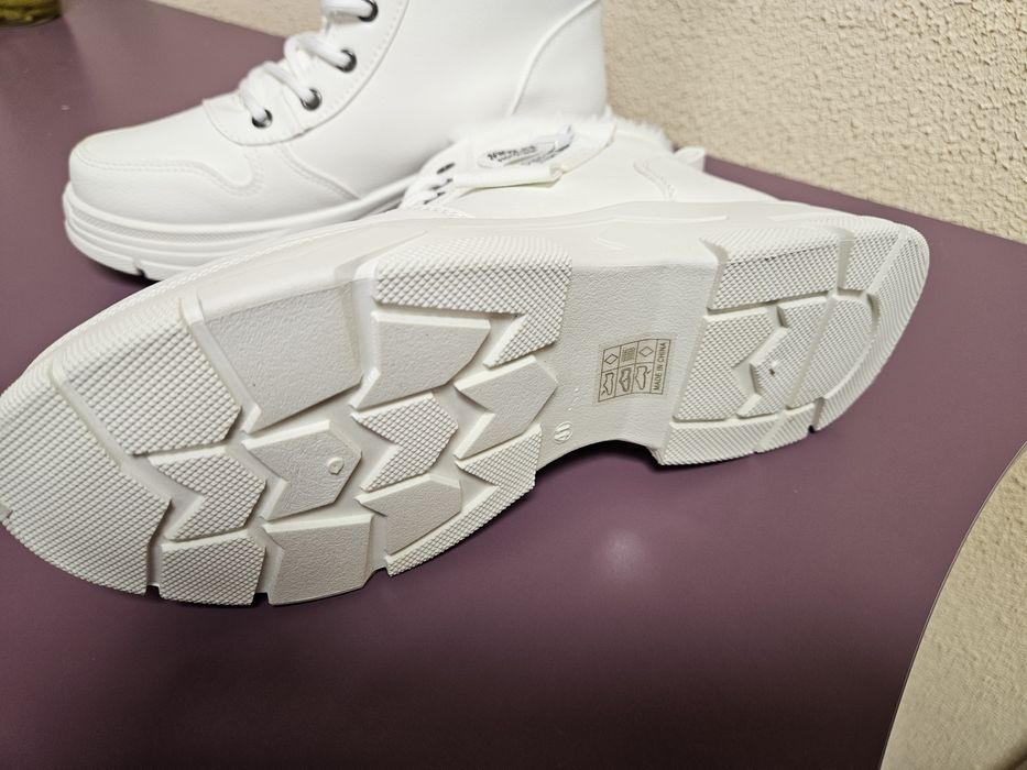 Бели обувки с вата