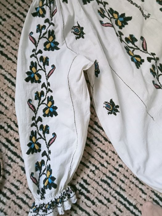 Cămașă tradițională cu margele/ie veche cu poale