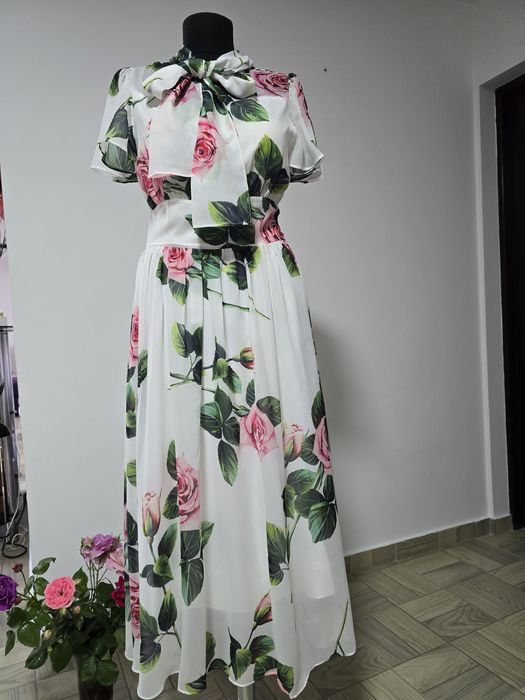 Rochie maxi superbă, model clos  cu trandafiri,