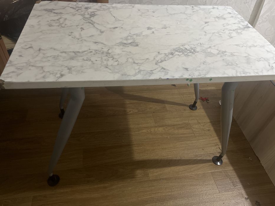 Компьютер с клавиатурой и стол