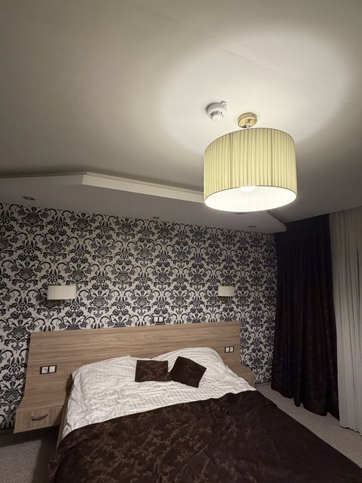 Vand set aplica tavan+ 2 aplice atasate deasupra noptierei