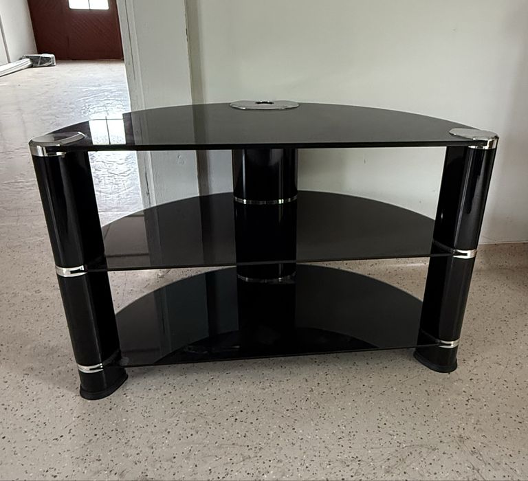 Scaune tip fotoliu, dulapuri, masute cafea si TV, coltari