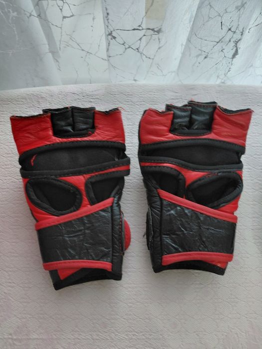 Продам шлем и перчатки
