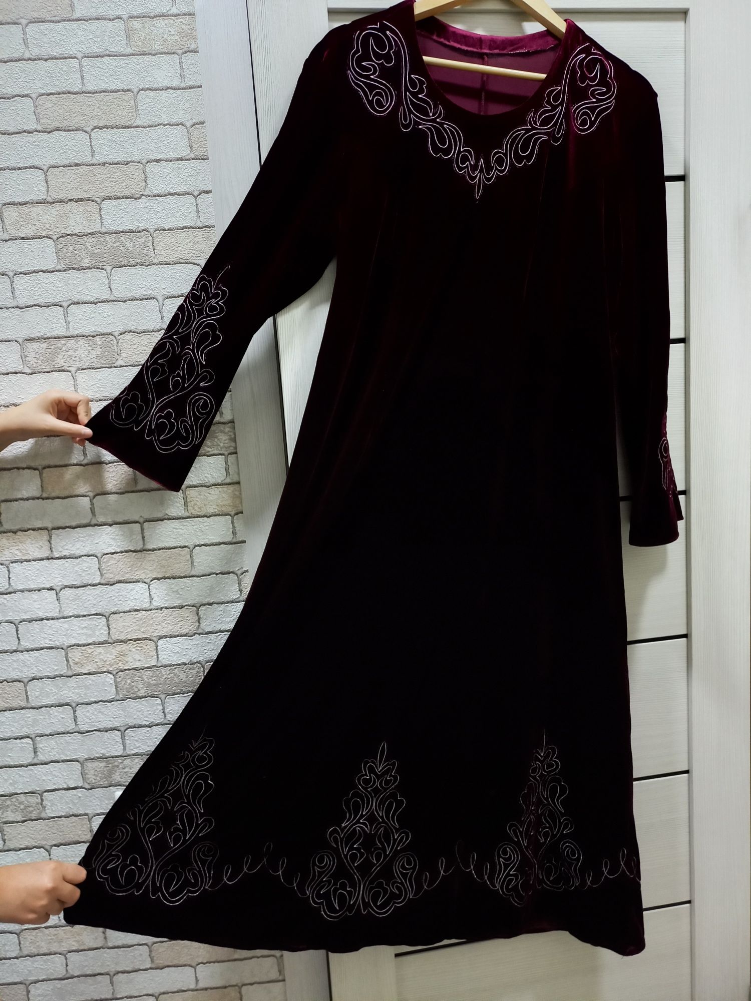 Нарядное женское платье со стразами Джуди из трикотажа велюр люрекс, р.50-56, цвет чёрный